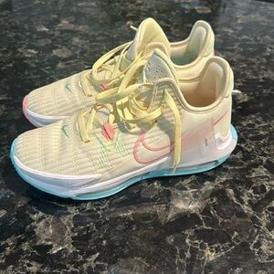 Lebron Easter Witness Mens sz 8.5 / Womens sz 10 Basketball volleyball shoes